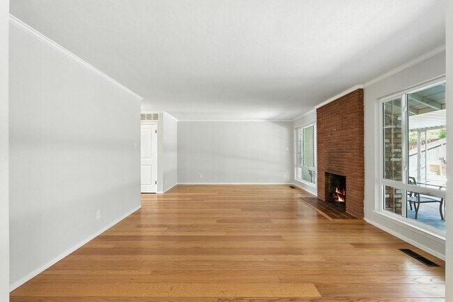 Building Photo - Spacious 2BD/2BA Home with Bonus Huge Room...