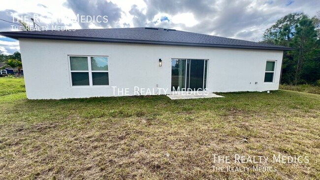 Building Photo - Available NOW! Adorable 4 Bedroom, 2 Bathr...