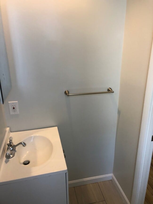 Building Photo - West End Giant