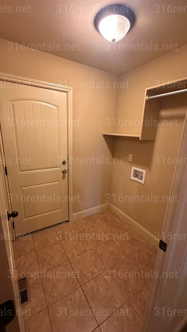 Building Photo - $1,850 - 4 bedroom / 3 bathrooms - Beautiful and Large Home! *COMING SOON*