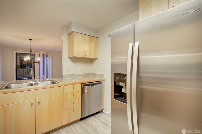Building Photo - 2Bd/1.5Ba Kirkland Townhome