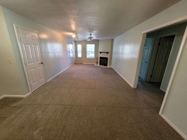 Building Photo - 2 Bedroom Condo Near Chicks Beach!