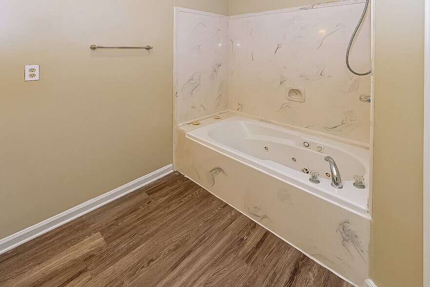 Building Photo - 6093 Wills Way Cir S