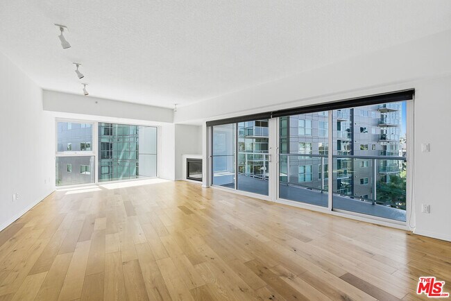 Building Photo - 13600 Marina Pointe Dr