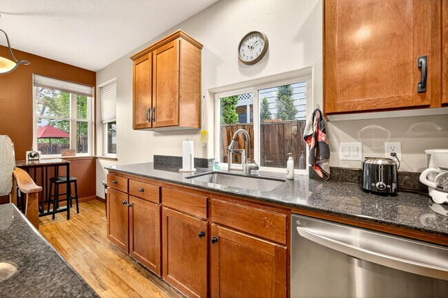 Building Photo - 1719 Lithia Way