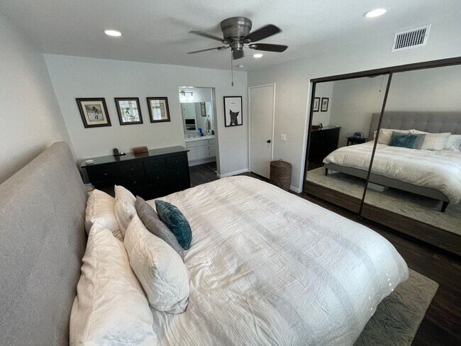 Building Photo - **Coming Soon** 2-Level Loft Condo with Re...