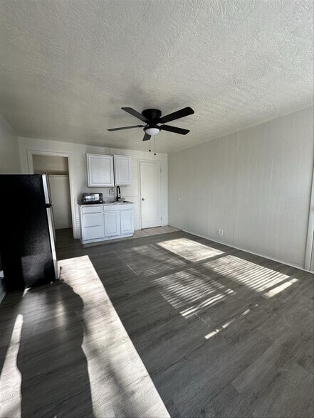 Building Photo - 150 S Main St