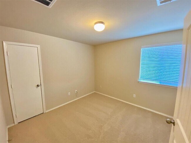 Building Photo - 606 Alamo Plaza Dr
