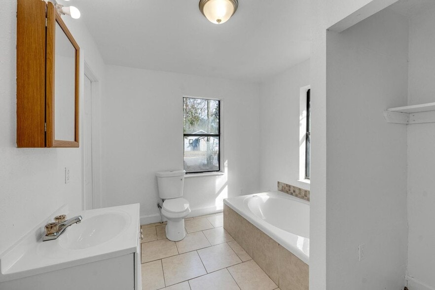 Building Photo - 1830 W 27th St