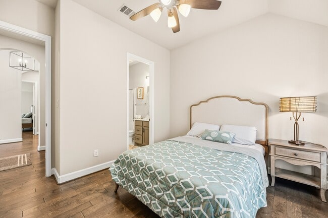 Building Photo - 2106 Stargrass Dr