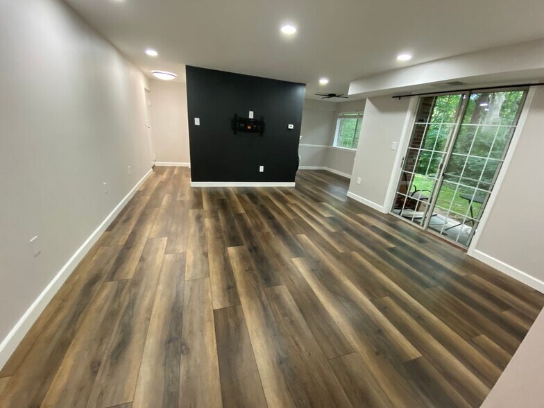 Building Photo - 1533 Colonial Dr