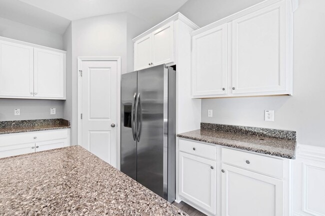 Building Photo - Bright & Spacious 3BR Home w/ 3-Car Garage...