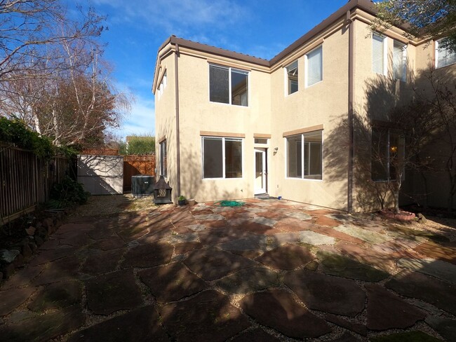 Building Photo - SPACIOUS THREE BEDROOM HOUSE IN HAMILTON