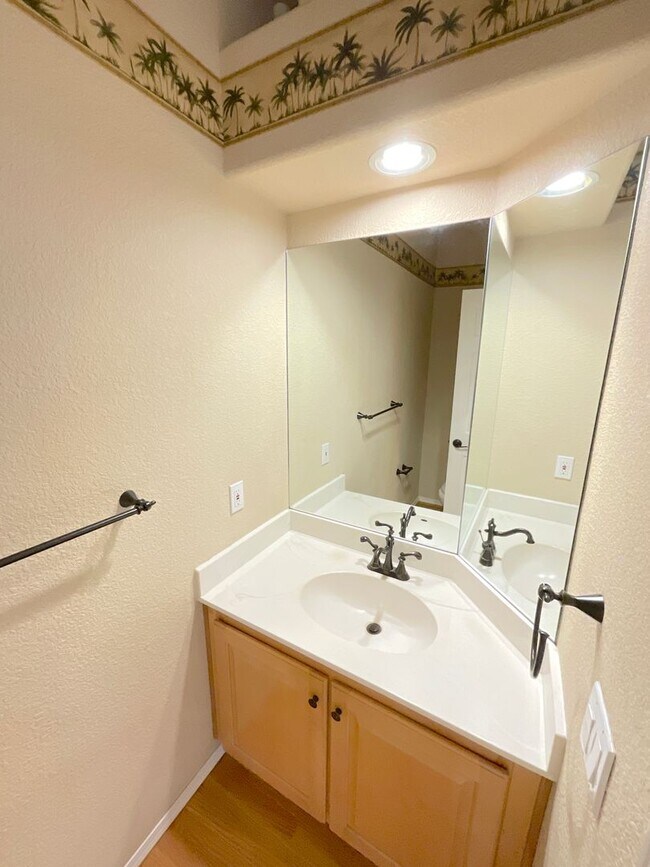 Building Photo - 5 Bedroom Home Available Near Rangewood Dr & Vickers Dr!