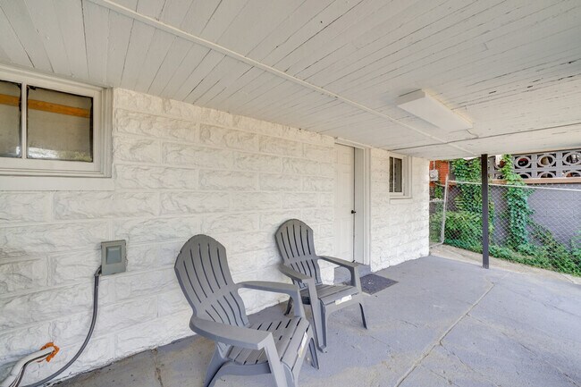 Building Photo - 2633 Broadway Ave