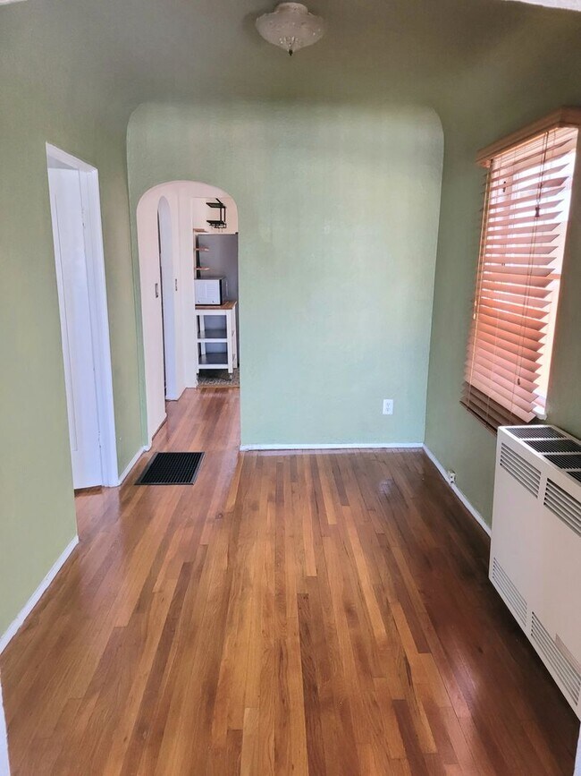 Building Photo - Charming 3 bedroom / 1 Bath House