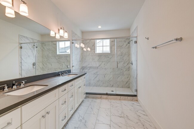 Building Photo - 2721 Oakwood Crst Ln