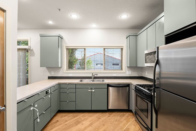 Building Photo - Beautiful 2 Bedroom Townhome in N Portland