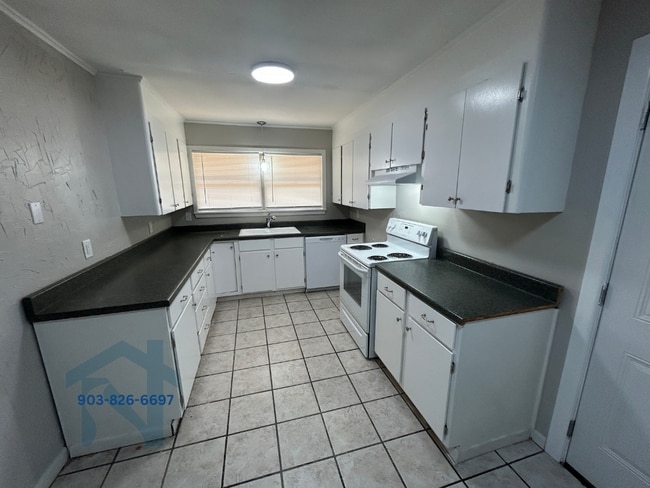 Building Photo - 817 Caver St