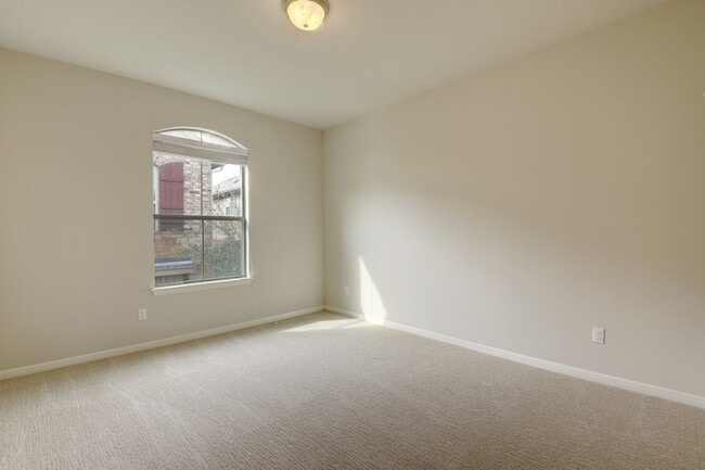 Building Photo - Beautiful home in the highly desirable nei...