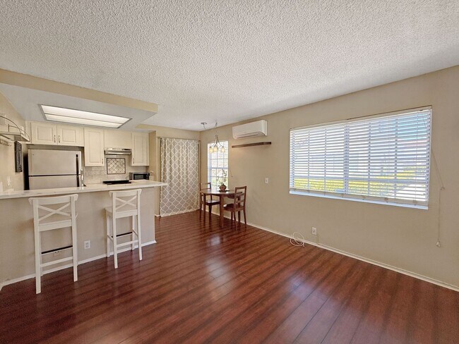 Building Photo - Spacious Studio Unit in Eastlake w/ AC!
