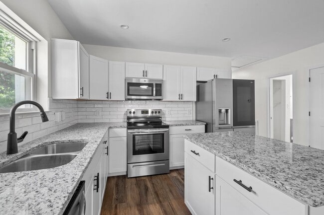Building Photo - Spacious 3 bed, 2 bath renovated home next...