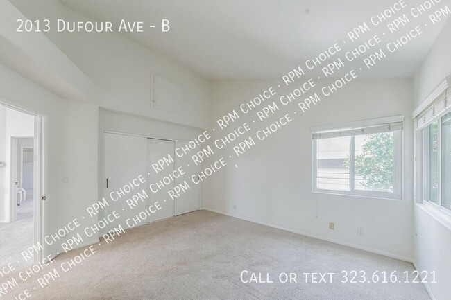 Building Photo - Large 4bd/2.5 bath Townhouse