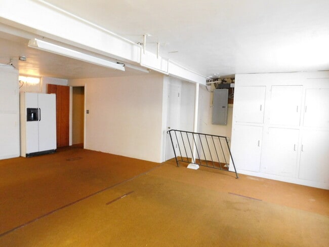 Building Photo - 4Bd/1.5Ba Two Story Home - Available End o...