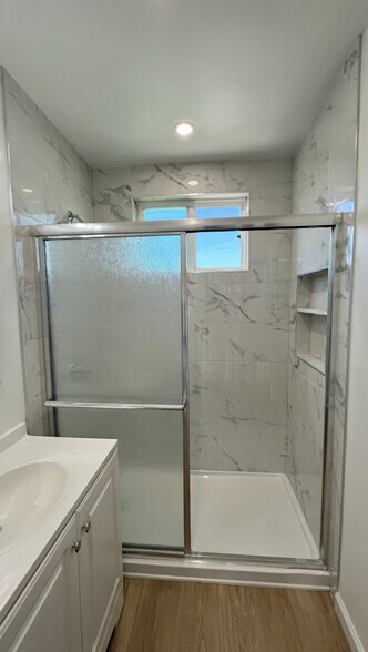 Building Photo - 323 E Chestnut St