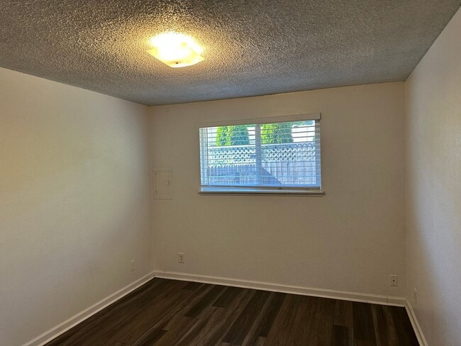 Building Photo - 2 bedroom 1 bath duplex with a garage!