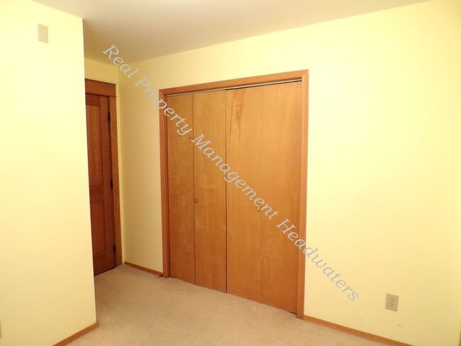 Building Photo - 5 Bedroom 2-1/2 Bath House for Rent