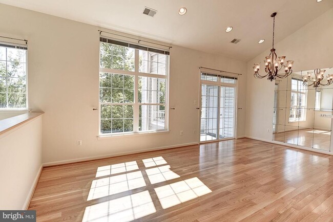 Building Photo - 10706 Symphony Way