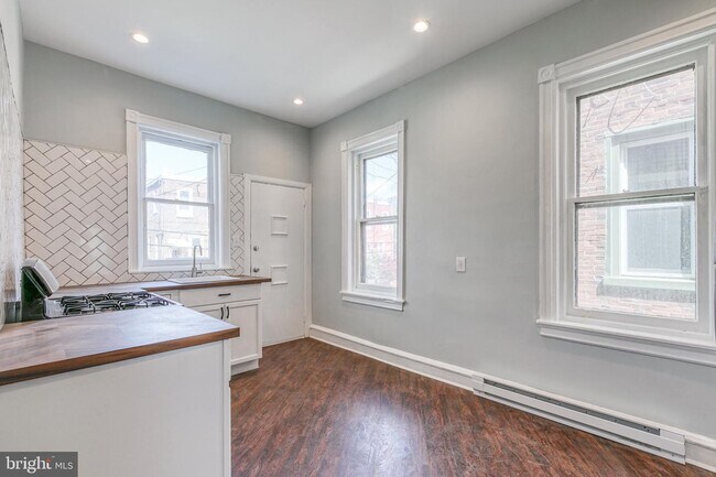 Building Photo - 5009 Catharine St