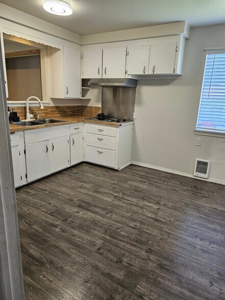 Building Photo - 7519 Lakewood Dr W