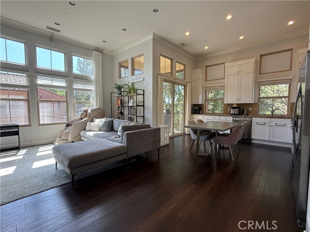 Building Photo - 93 Thornhurst