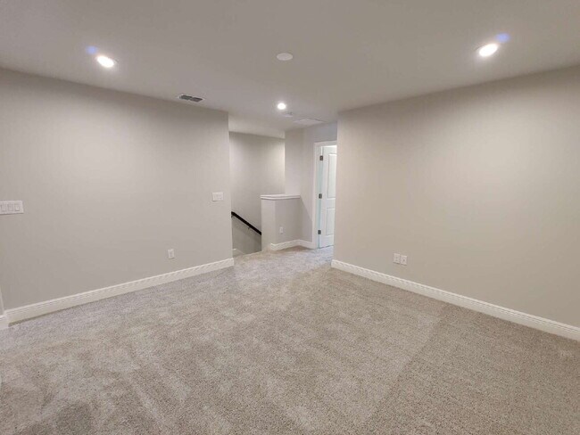 Building Photo - Beautiful 3-Bedroom Townhome in Gated Avea Pointe