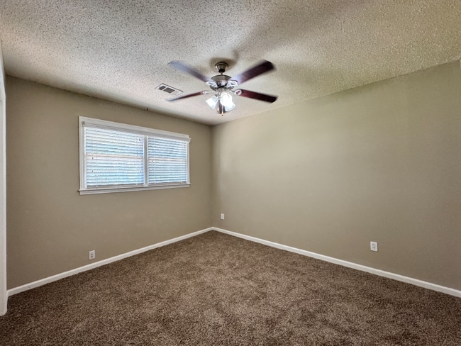 Building Photo - 2406 Greenbrier Dr