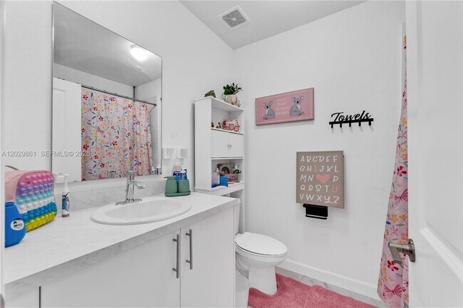 Building Photo - 448 NW 12th Pl