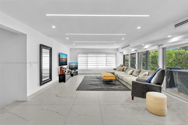 Building Photo - 9257 Bay Dr