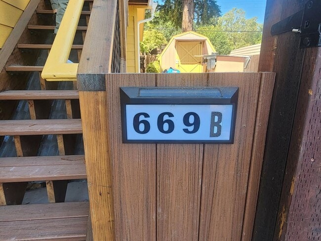 Building Photo - Utilities Included! 1 Bedroom Upstairs Apa...