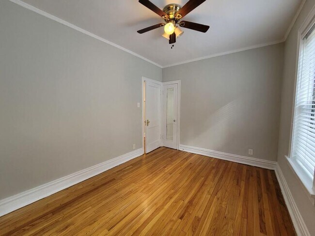 Building Photo - 2 bedroom in Chicago IL 60657