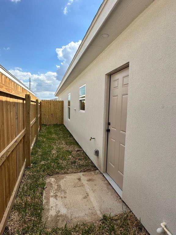 Building Photo - 2100 E San Andrea St