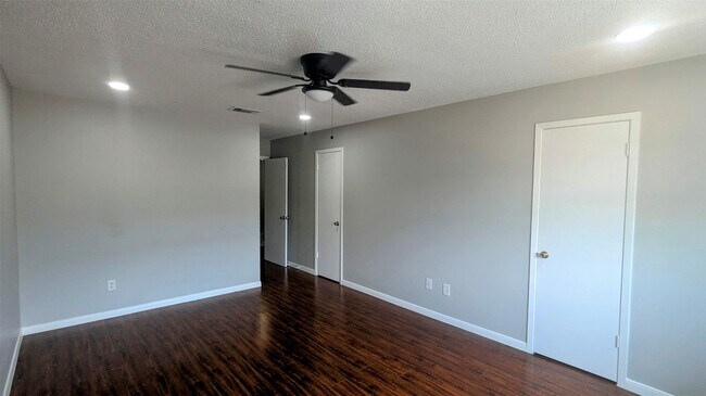 Building Photo - 2112 Greenbriar Colony Dr