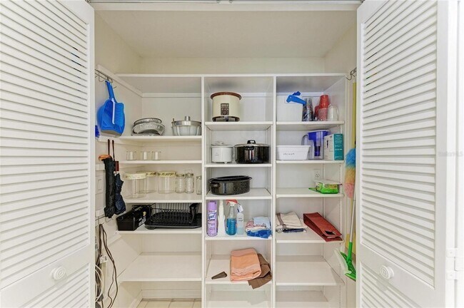 Building Photo - 3946 Wilshire Cir E