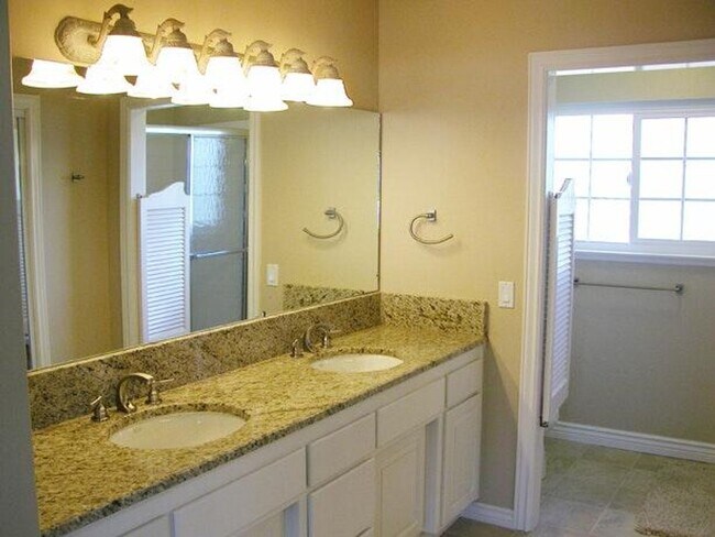 Building Photo - 485 Meadowbrook Dr
