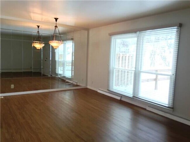 Building Photo - 119 Mitchell Cir