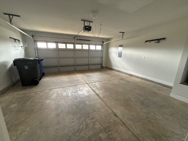 Building Photo - "Modern Madison Retreat: 3-Bed, 2-Bath Home with Elegant Granite Finishes!"