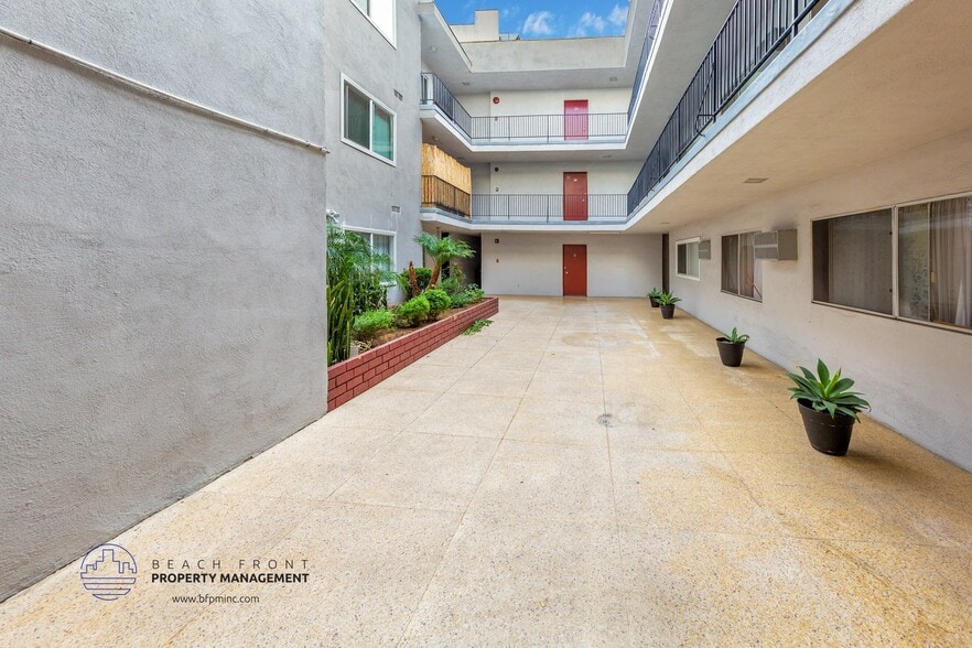 Building Photo - 740 S St Andrews Pl