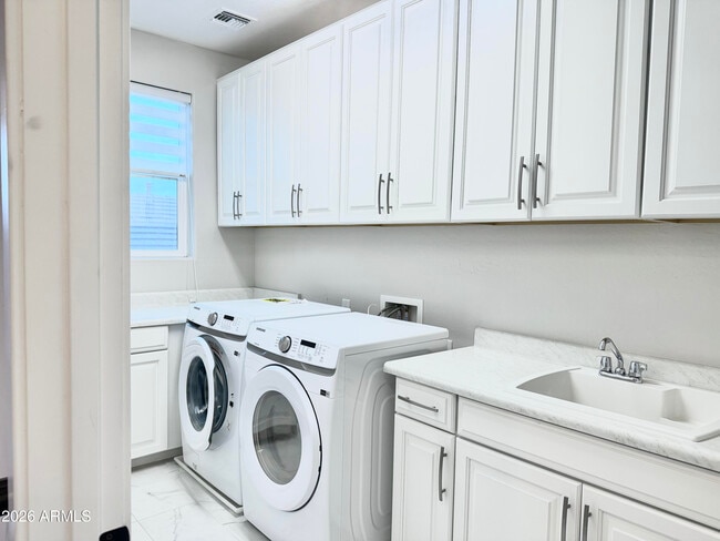 Building Photo - 1732 W Myrna Ln