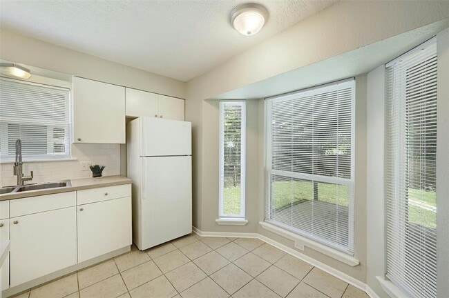 Building Photo - 8527 Maine Dr